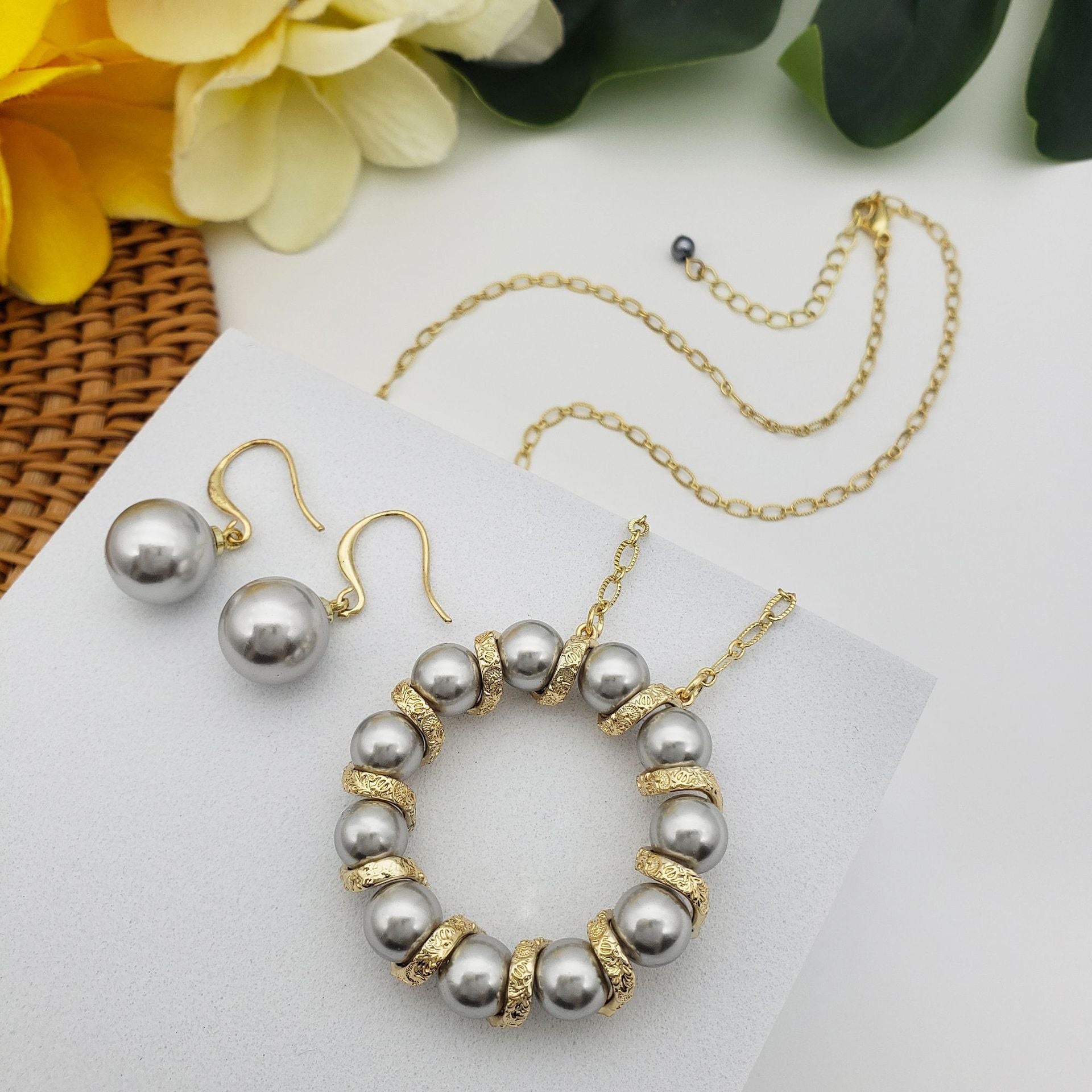 Conjunto de joyería de aretes de cobre con corona de círculo de perlas al por mayor